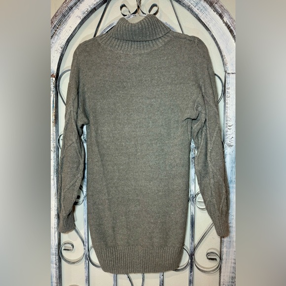 Adorable Hollister Turtle Neck Cable Knit Sweater Mini Dress - Picture 3 of 11